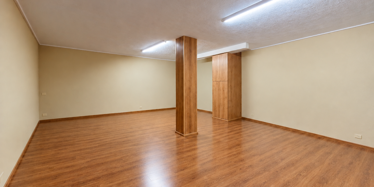 Sala interior amplia y luminosa